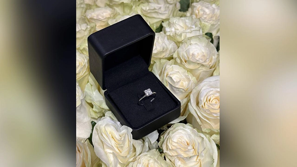 Блогер Карина Кросс выходит замуж за хоккеиста Рудаковского. Видео © Telegram/KROSSNEWS