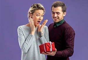 Психолог перечислила главные мужские страхи при выборе подарка женщине на Новый год