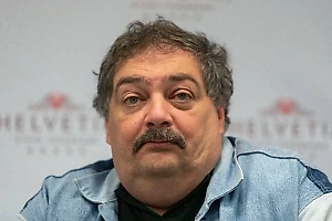 У писателя Быкова* требуют конфисковать квартиры в Москве на 55 млн и запретить продажу книг