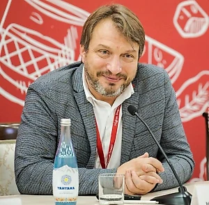 Когда говорят о сочетаниях алкоголя, у нас вино не закусывают, а наоборот, еду запивают вином. Но раз президент сказал, что закусывать, он у нас с юмором, соответственно, давайте подумаем, что закусывать. Во-первых, [рассмотрим] салат оливье, особенно если туда добавлено тёртое яблочко, как в фильме "Служебный роман"