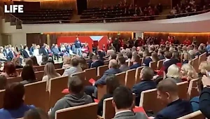 Собрание "Команды Путина" завершилось под крики "Ура!" и гимн РФ в исполнении Shaman