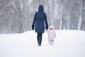 Педиатр объяснила, когда ребёнку с насморком лучше ограничить зимние прогулки