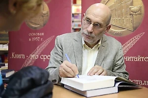 Из издательства "Захаров" полностью изымают все тиражи книг Бориса Акунина*