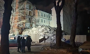 После обрушения расселённого дома в центре Петербурга эвакуировали 27 человек