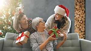 "Просто приезжайте!": Что подарить бабушке на Новый год — лучшие идеи