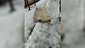Выброшенный с пятого этажа матрас отправил на больничную койку пожилую россиянку