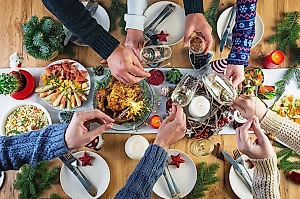 Названо 4 простых лайфхака для новогоднего стола, чтобы не переедать
