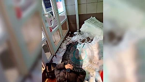 В Воронеже пенсионерку едва не убила рухнувшая с крыши глыба льда