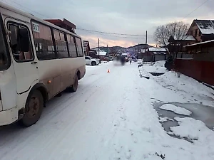 Ребёнок на Алтае скатился на ледянке с горки под колёса автобуса и погиб