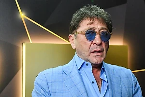 Григорий Лепс выбил телефон из рук поклонницы в Костроме