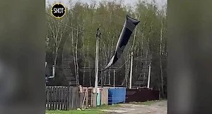 Метеозонд ВСУ с взрывчаткой застрял в заборе в селе в Калужской области