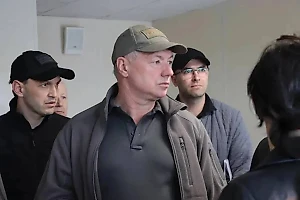 Хуснуллин проверил ход восстановления жилых домов в Мариуполе