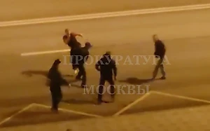 В Москве трое подростков чуть не убили незнакомца на остановке