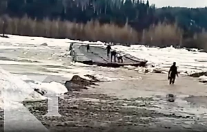 Понтонный мост через реку Томь сорвался с креплений из-за паводка в Кузбассе