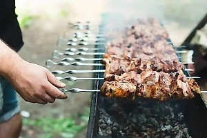 Шеф-повар раскрыл секрет сочного шашлыка на майские праздники