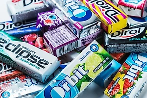 Россиянам объяснили, к каким проблемам со здоровьем может привести обычная жвачка