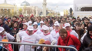 Life.ru снял самую массовую зарядку в истории РФ, в ней поучаствовали почти шесть тысяч человек