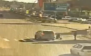 В Ангарске минивэн сбил мужчину с младенцем, переходившего дорогу