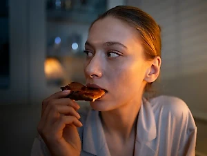 В мозге нашли разгадку, почему одиноких женщин постоянно тянет на сладкое