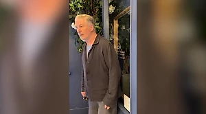 Алек Болдуин выбил телефон из рук активистки после вопроса о гибели оператора