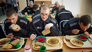 Если заметите у мужчины 6 этих привычек, бегите как можно дальше: он бывший зэк 