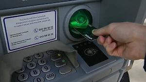 На ком скажется затея отмены карты "Мир"