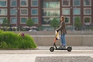 В Москве девушка на электросамокате сбила ребёнка и проехала мимо