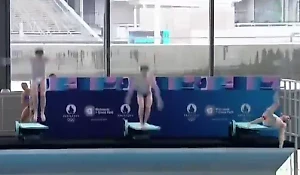 Французский прыгун Жандар упал с трамплина во время выступления перед Макроном