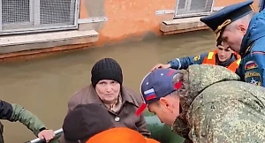 Пенсионерку с двумя котами спасли при осмотре главой МЧС затопленного Орска