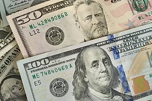 ЦБ: Доля доллара и евро во внешней торговле РФ снизилась до минимума