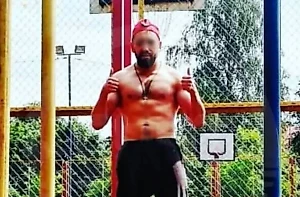 Пьяный бугай чуть не зарезал бывшую жену посреди улицы в Мытищах