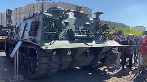 Life.ru публикует видео с выставки трофейного вооружения, захваченного в зоне СВО