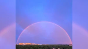 Нежно-розовый рассвет с радугой наблюдали москвичи в первомайское утро