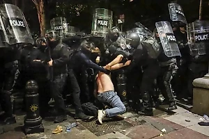 Шесть силовиков пострадали в ходе митинга против закона об иноагентах в Тбилиси