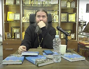 На Красную горку хорошо пойти в храм, так же как и в любую воскресную литургию, христиане посещают его, там молятся. На Красную горку особенно радостно торжествуют пасхальной радостью, поздравляют друг друга: "Христос воскресе!"