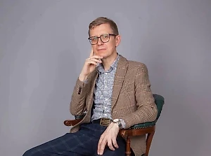 Весьма интересно, что предложенный нашим президентом Владимиром Путиным на пост министра обороны Андрей Белоусов удивительно напоминает по своим физиогномическим данным генералиссимуса Суворова, не просто полководца и государственного деятеля, но также основоположника русской военной теории, автора книги "Наука побеждать".