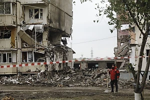 В разрушенном ракетой ВСУ жилом доме в Белгороде вспыхнул пожар