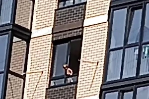 Брошенный матерью малыш чуть не выпал из окна высотки в Краснодаре