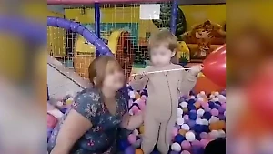 Две сестрёнки оказались брошены на произвол судьбы после смерти матери