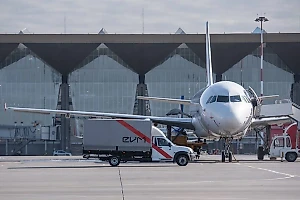 В Пулково автомобиль подрезал следовавший на стоянку пассажирский самолёт