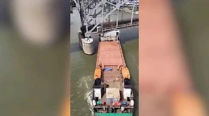 В Сети появилось видео первых секунд после столкновения сухогруза с мостом в Ростове-на-Дону
