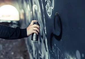 Кладбищенские вандалы спрятались от камер и осквернили фото героев СВО, их ищут по отпечаткам