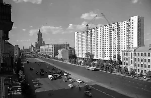 6 причин, почему в СССР активно строили несуразные дома "на курьих ножках"