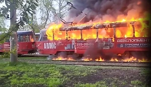 Более 30 человек чуть не сгорели заживо в полыхающем трамвае в Екатеринбурге