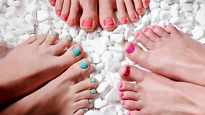 Эти 10 трендовых идей педикюра на лето 2024 заставят вас гордиться своими ножками