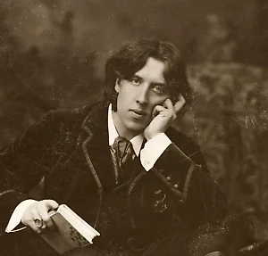 Когда женщина почувствует, что её муж равнодушен к ней, она начинает одеваться слишком кричаще и безвкусно или у неё появляются очень нарядные шляпки, за которые платит чужой муж.