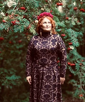 Черёмуха на самом деле это всё-таки род слив. Наша красавица, в отличие от других слив и всех цветущих по весне, пошла немножечко другим путём, отдав свои силы не в ягоды, а в цветение, за что мы, наверное, её и ценим. И тут мы подходим к главной хитрости нашей красавицы-черёмухи: именно холода помогают раскрыться цветочкам. Как точечный механизм, который даёт команду: приморозило — ура, всем бутонам раскрыться.