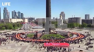 В Москве развернули огромную георгиевскую ленту длиной 300 метров