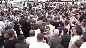 Армения начала утро с протестного автопробега и столкновений с полицией