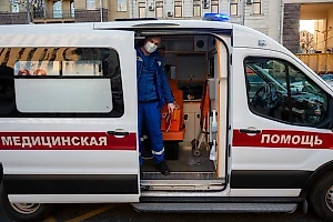 В Москве мотоциклист и Porsche устроили ДТП, есть пострадавшие